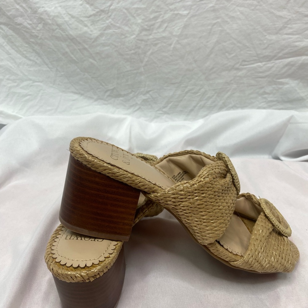 Crow & Ivy NWOT size 7.5 sandals ,Beige color. - Picture 3 of 6